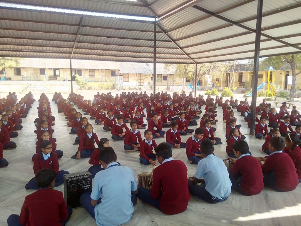 Sweter-donate-school-primary-vadgam-1